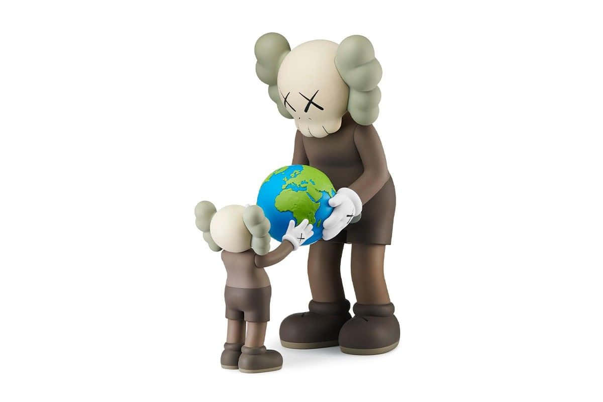 過去、現在與未來在 KAWS 藝術中交織 壁紙 — 一個大和一個小的KAWS公仔在純白背景上輕輕地一起抱著一個地球儀。