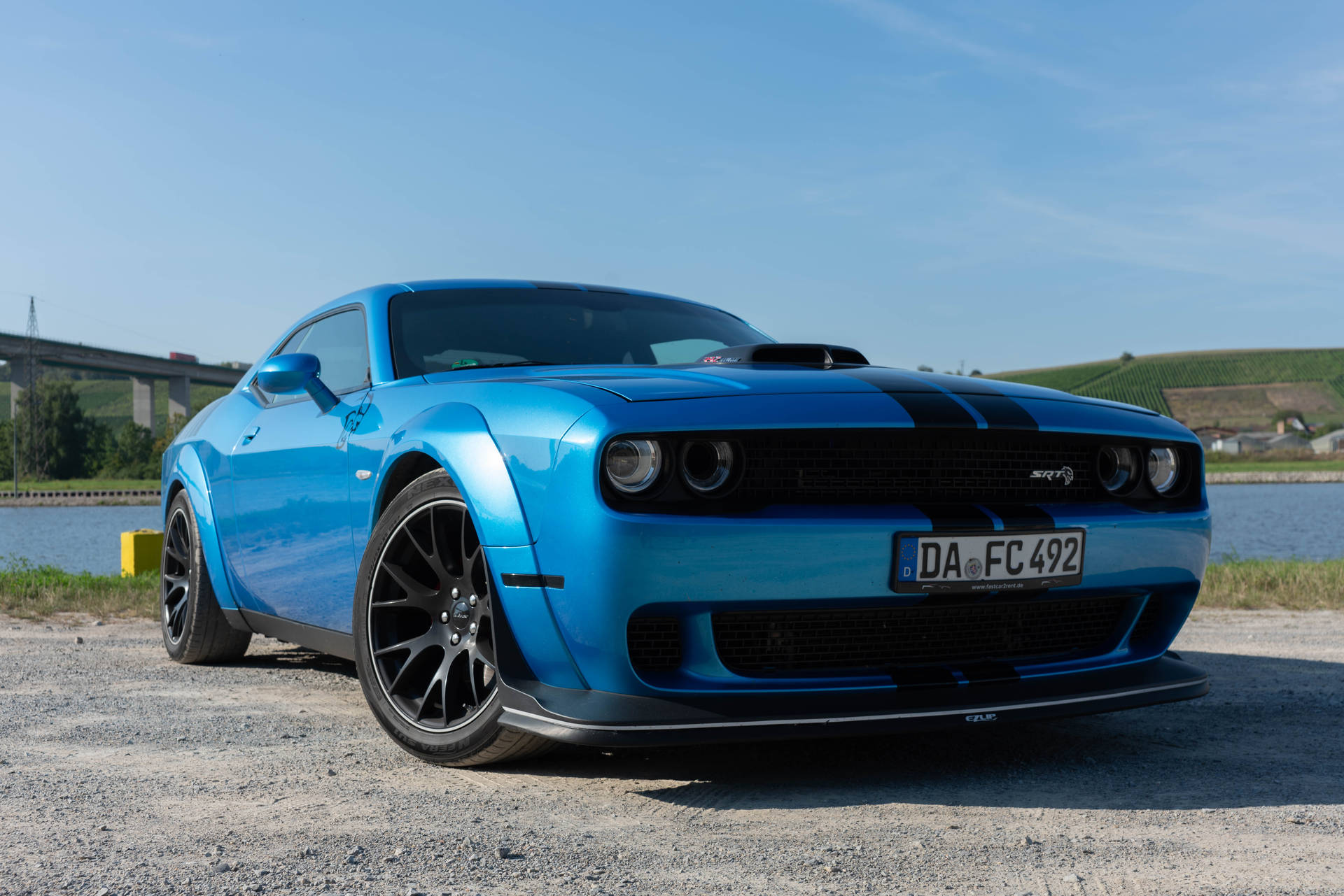 藍色道奇挑戰者SRT停在河邊，背景有橋樑 — Dodge challenger GIF 壁紙