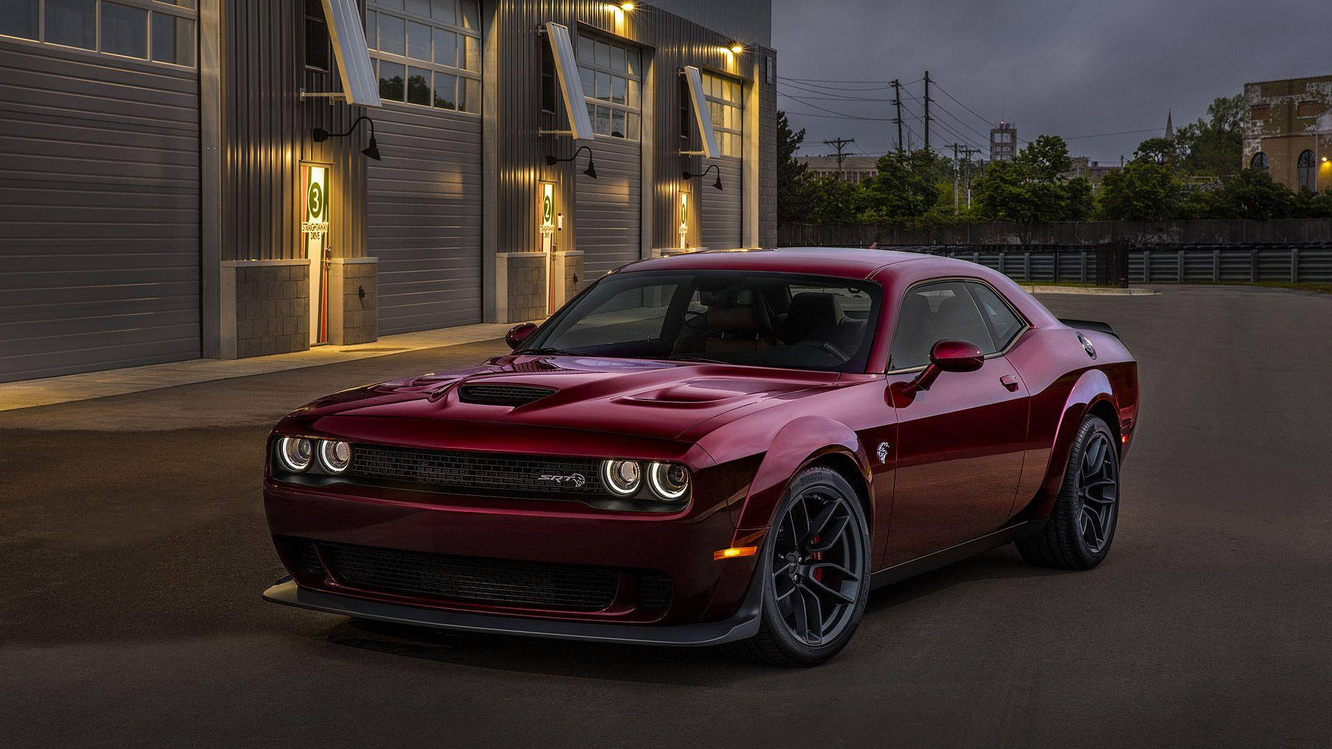 紅色道奇挑戰者SRT Hellcat夜間停在工業建築外。 — Dodge challenger GIF 壁紙