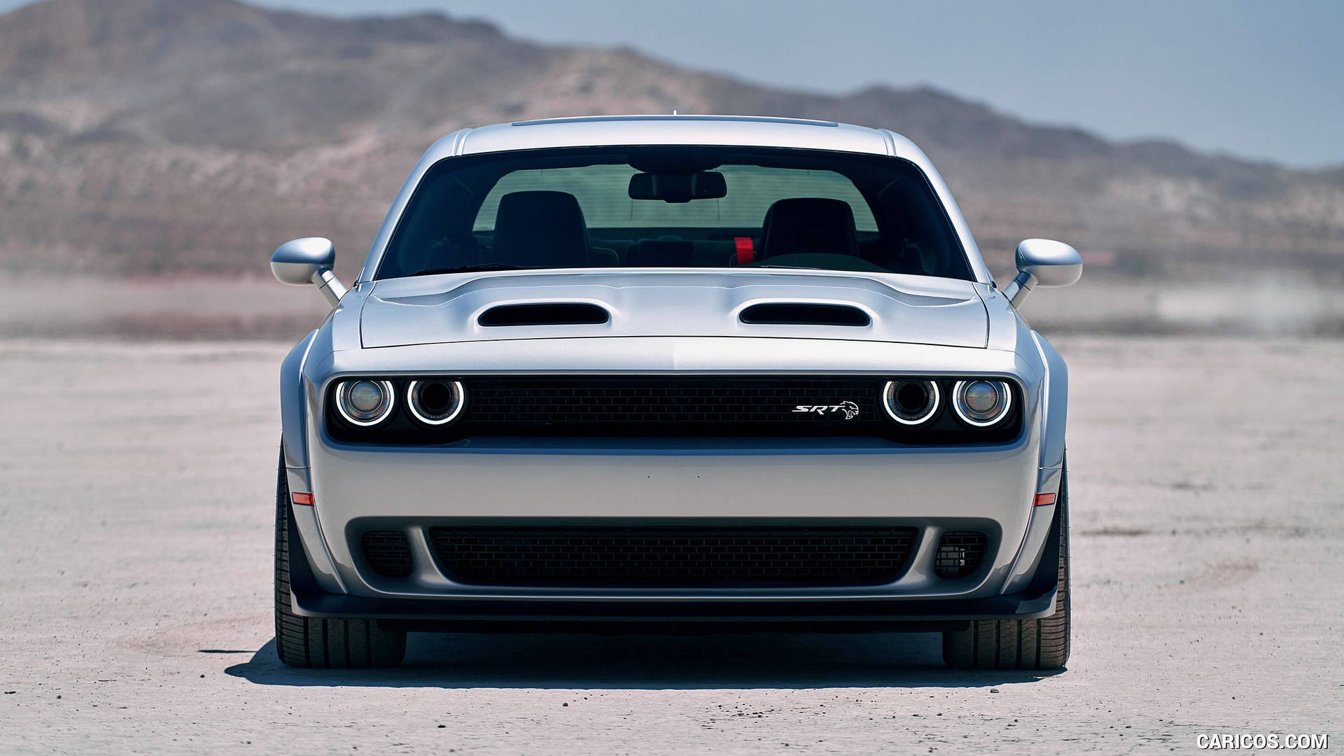 銀色Dodge Challenger SRT Hellcat停在沙漠中，後面有山。 — Dodge challenger GIF 壁紙