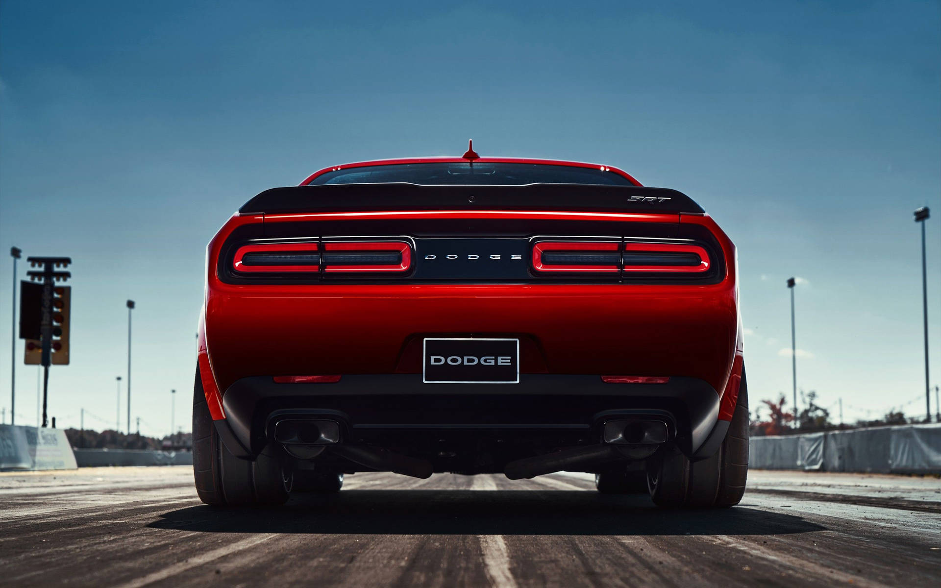 日落時分賽道上的紅色Dodge Challenger SRT。