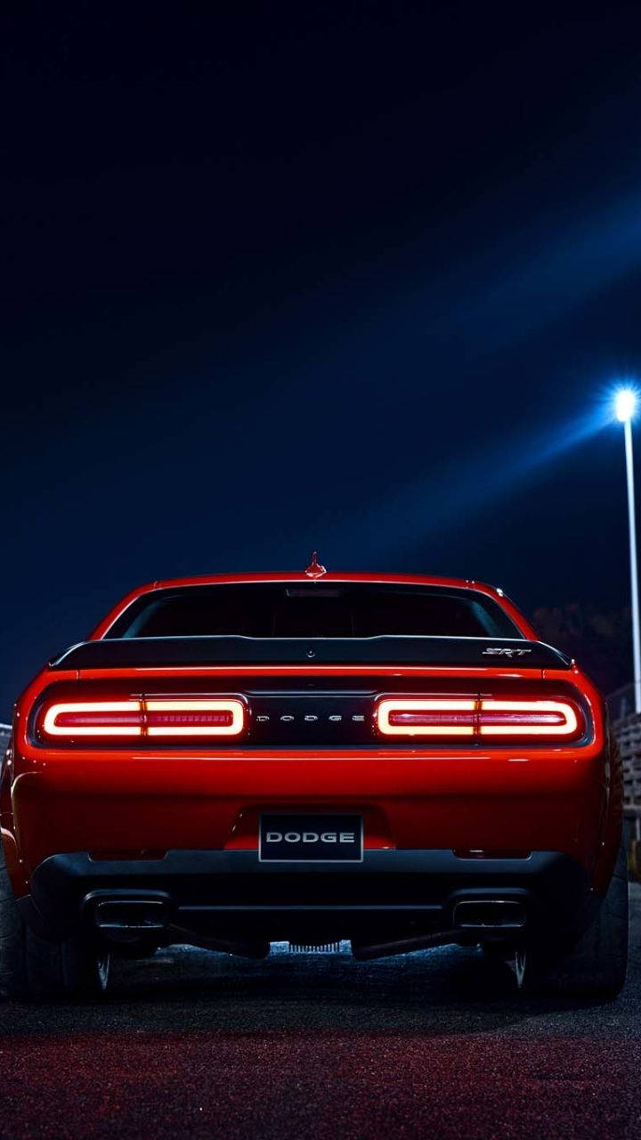 夜間街燈下的紅色Dodge Challenger SRT後視圖。 — Dodge challenger GIF 壁紙