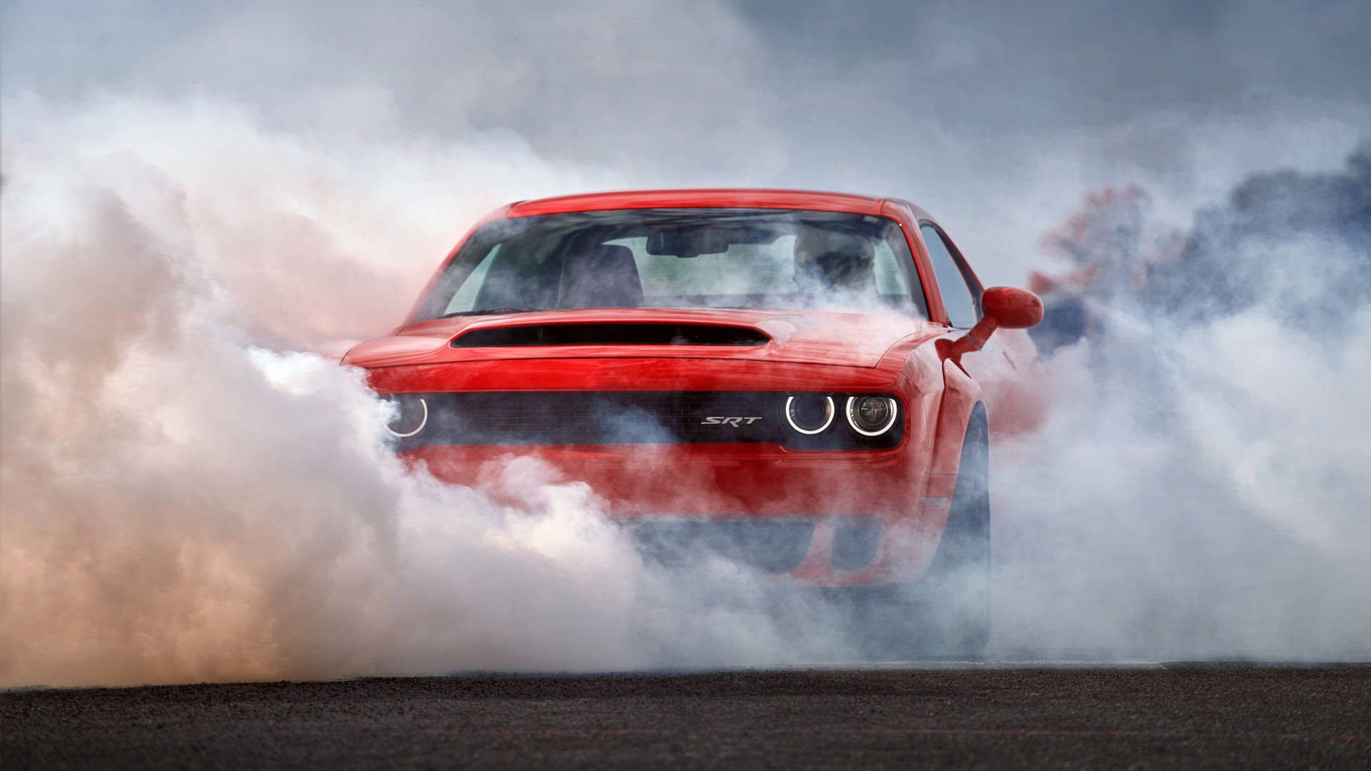 紅色Dodge Challenger SRT在瀝青賽道上漂移冒煙 — Dodge challenger GIF 壁紙