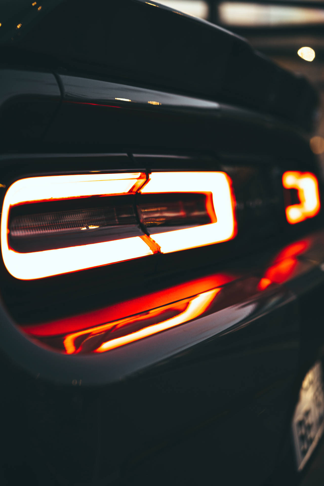 夜間現代汽車發光紅色尾燈的特寫。 — Dodge challenger GIF 壁紙