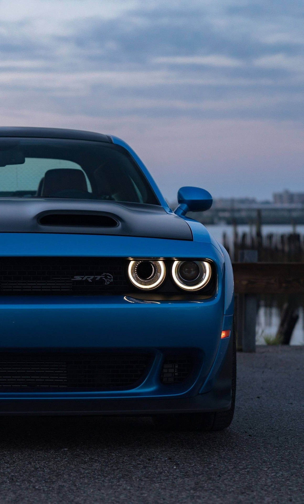 藍色 Dodge Challenger SRT Hellcat 在黃昏時停在水邊。 — Dodge challenger GIF 壁紙