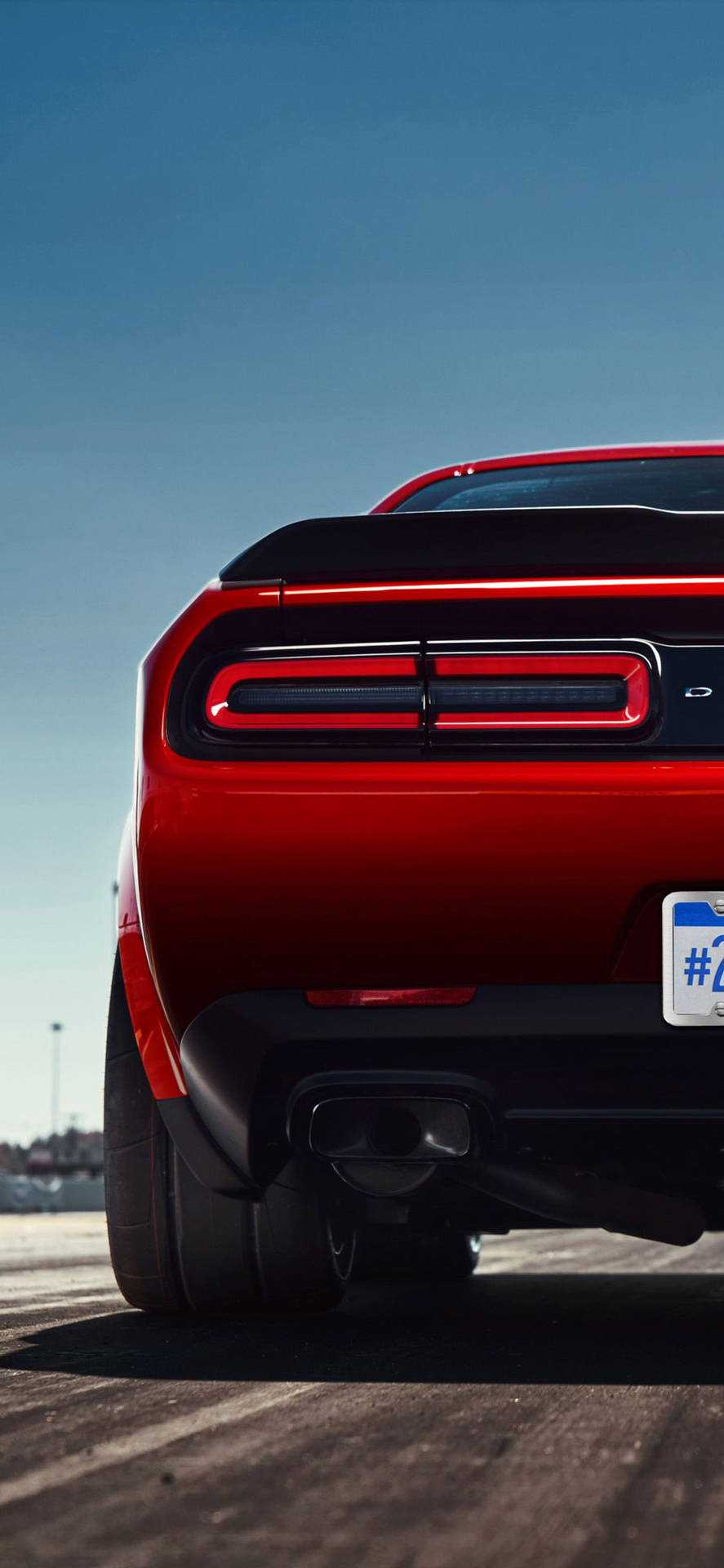 日落時分賽道上紅色肌肉車的後視圖 — Dodge challenger GIF 壁紙