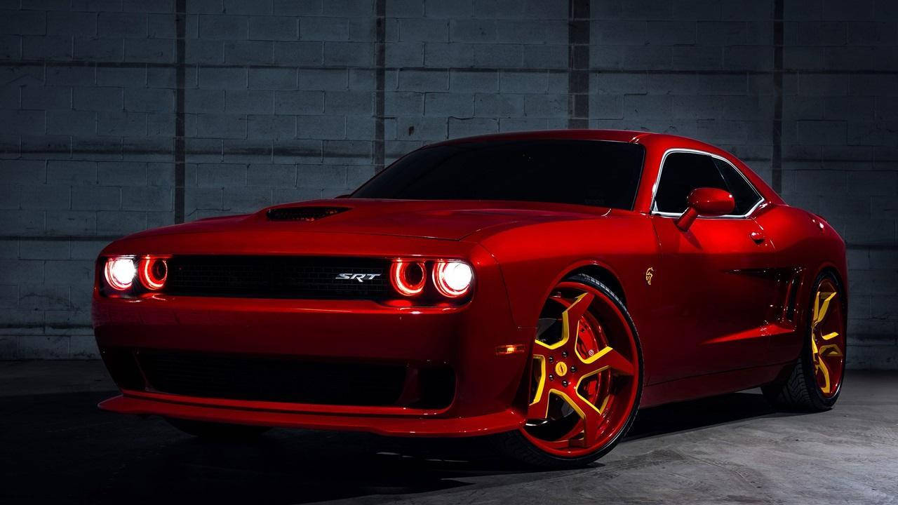 紅色跑車配金色輪圈停在昏暗的車庫中。 — Dodge challenger GIF 壁紙