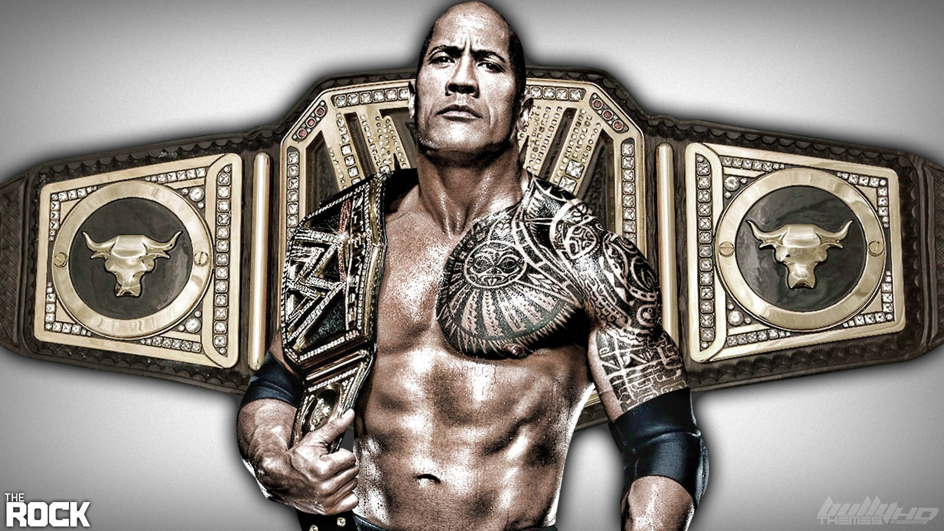 道恩·強森 WWE 標誌腰帶 壁紙 — The Rock 強而有力地拿著一條帶有精細金和鑽石細節的WWE冠軍腰帶，背景為中性灰色。