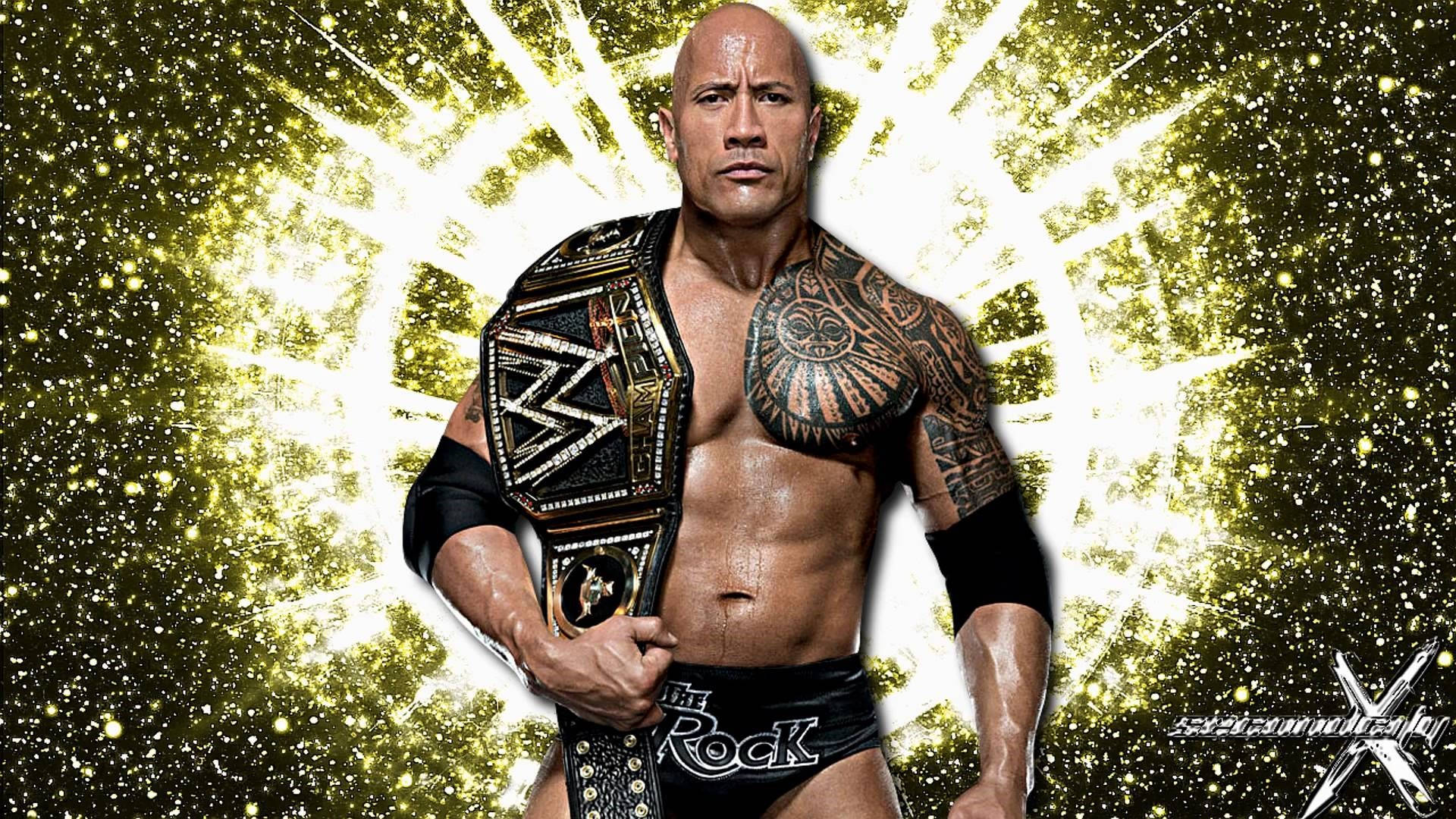 道恩·強森 WWE 黃色背景冠軍腰帶 壁紙 — The Rock 強勢地舉起WWE冠軍腰帶，背景是閃耀的金色。