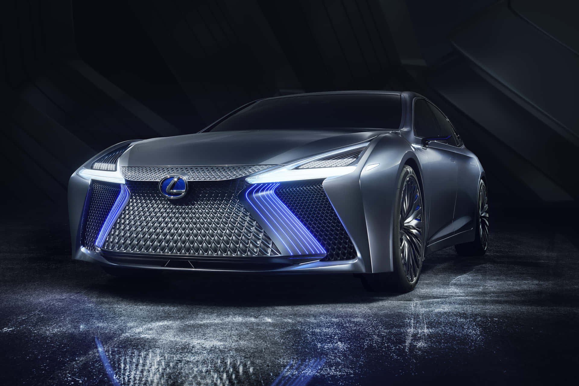 時尚的銀色Lexus概念車，在黑暗攝影棚中帶有發光的藍色燈光。