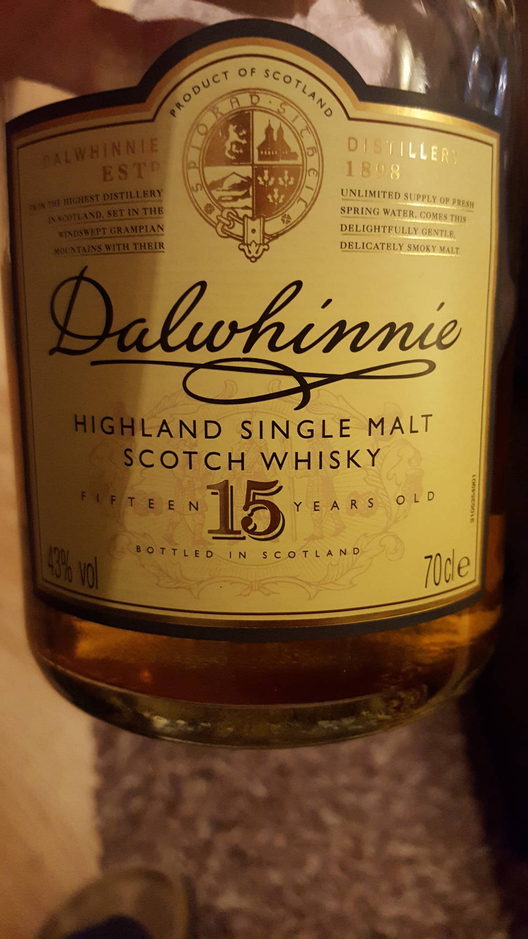 Dalwhinnie 15年威士忌酒瓶標籤的特寫。