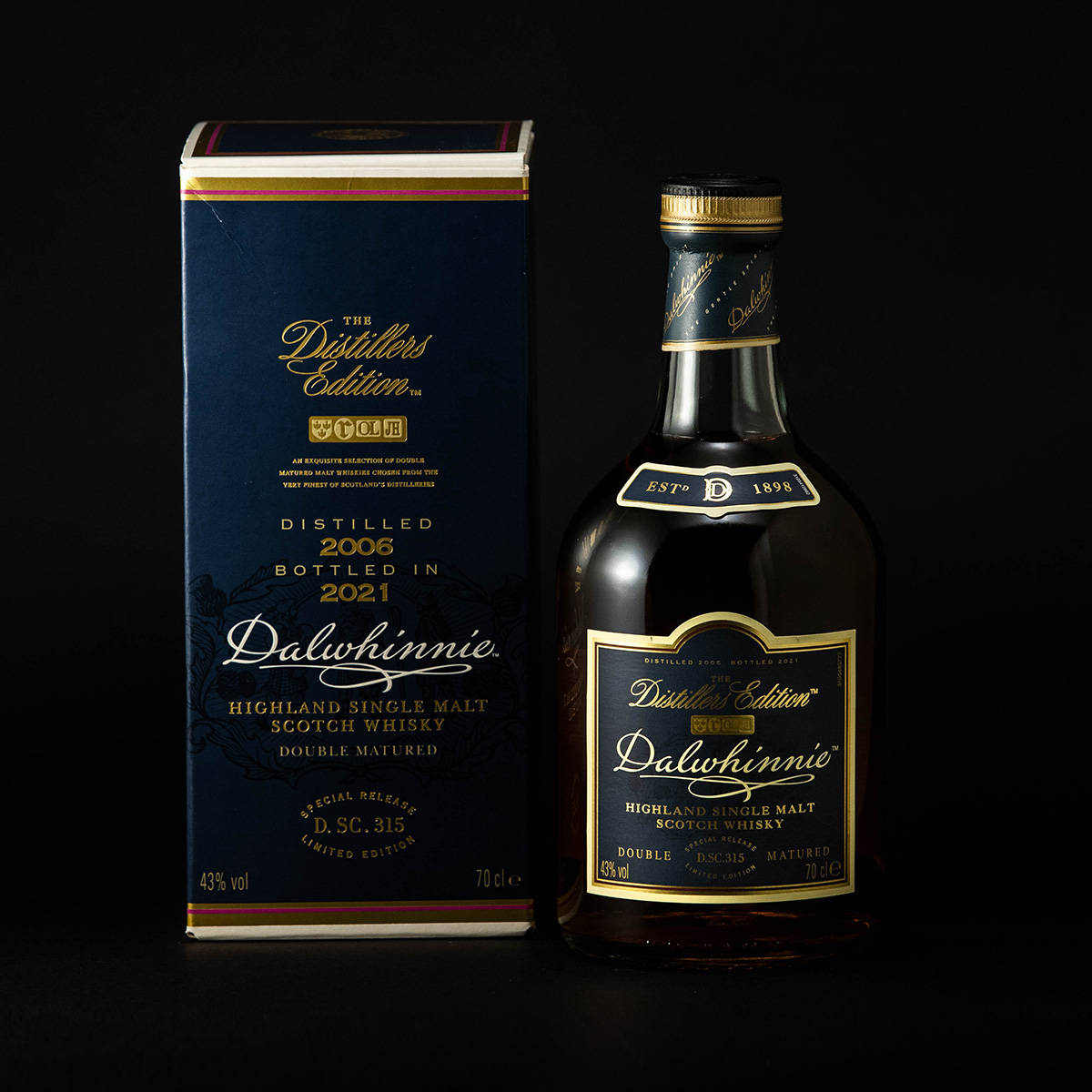 Dalwhinnie 威士忌酒瓶和盒子，黑色背景上帶有金色文字