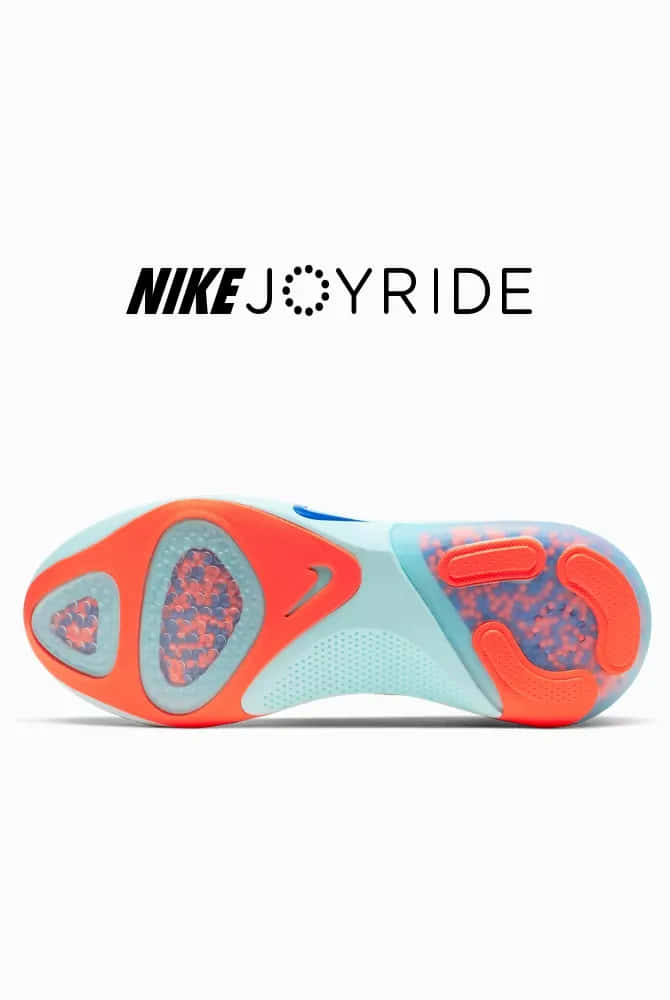 Nike Joyride 鞋底特寫，顯示橙色和藍綠色的緩衝珠。