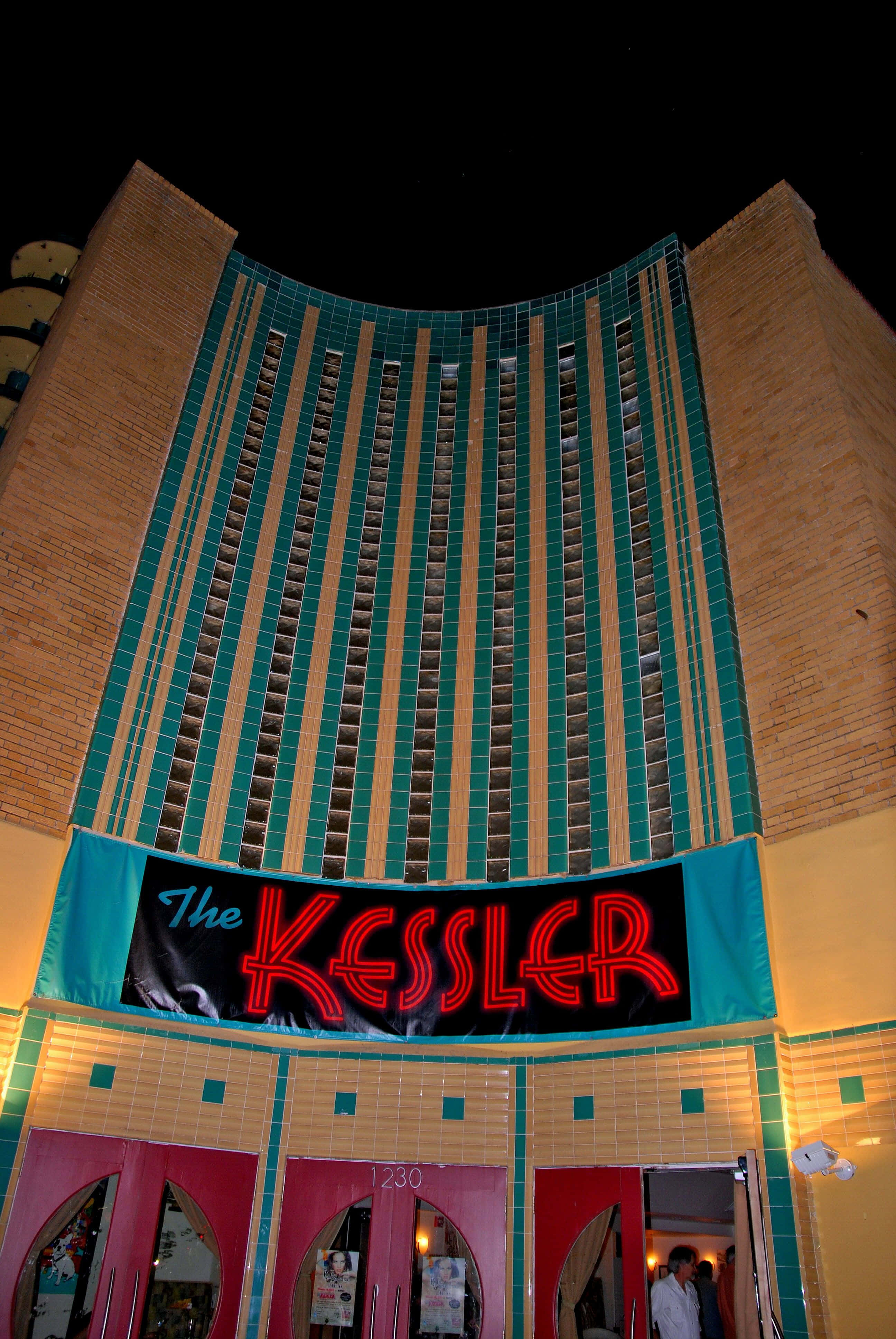 達拉斯縣背景凱瑟劇院 壁紙 — 一座名為「The Kessler」的高聳裝飾藝術風格劇院，在繁星點點的夜空下閃耀著鮮豔的霓虹招牌。