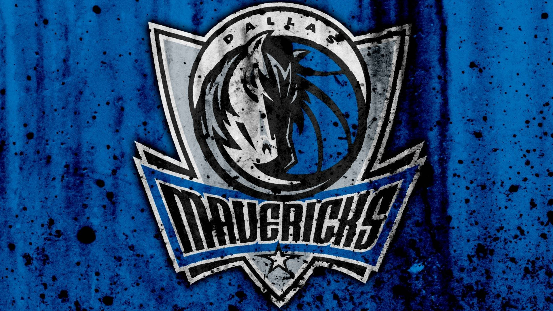 達拉斯馬刺隊塗鴉飛濺 壁紙 — Dallas Mavericks 標誌，帶有仿舊銀色和藍色油漆飛濺背景。
