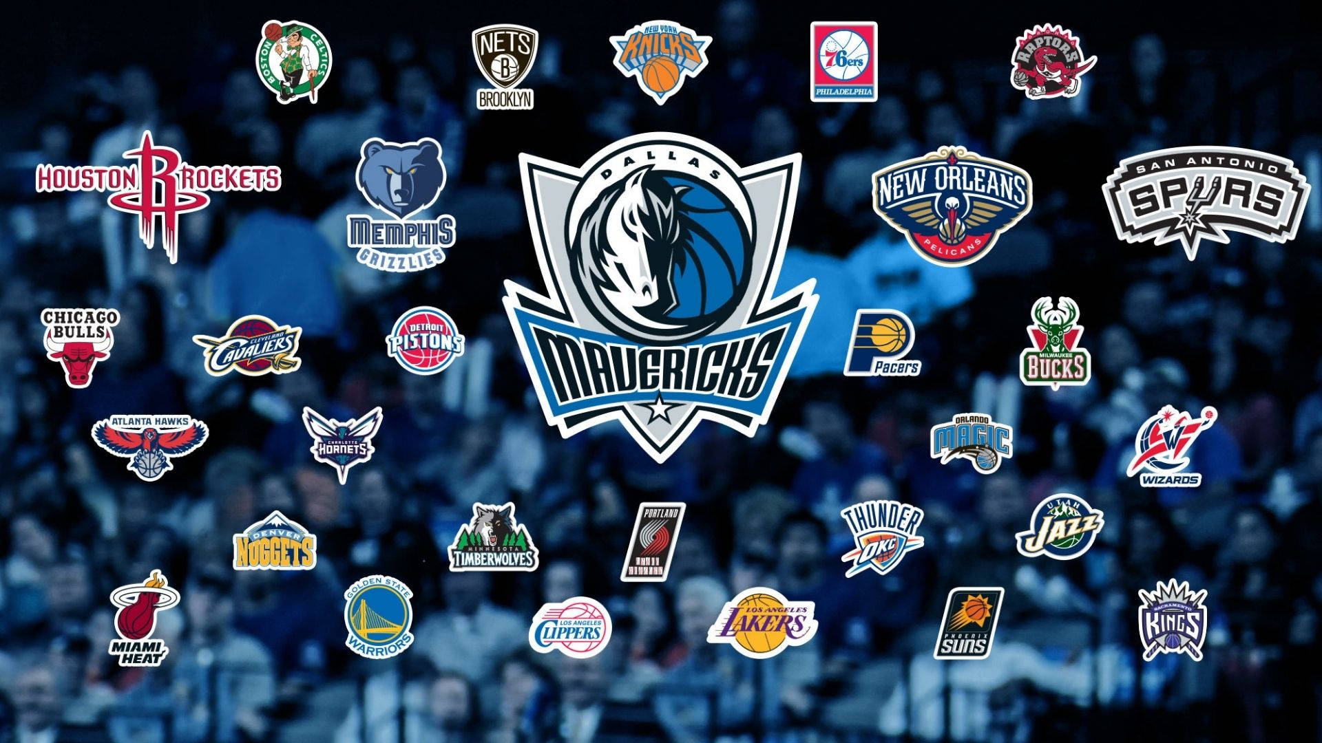 達拉斯馬刺隊居中 壁紙 — 一個充滿活力的拼貼畫，NBA球隊標誌漂浮在模糊的籃球場觀眾上方。