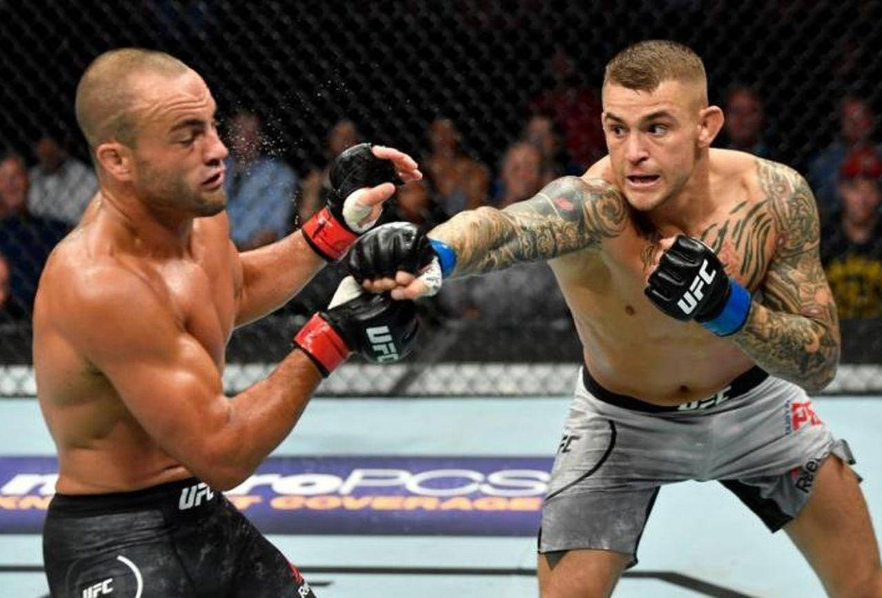 兩名MMA拳手在八角籠中互相出拳，進行UFC比賽。