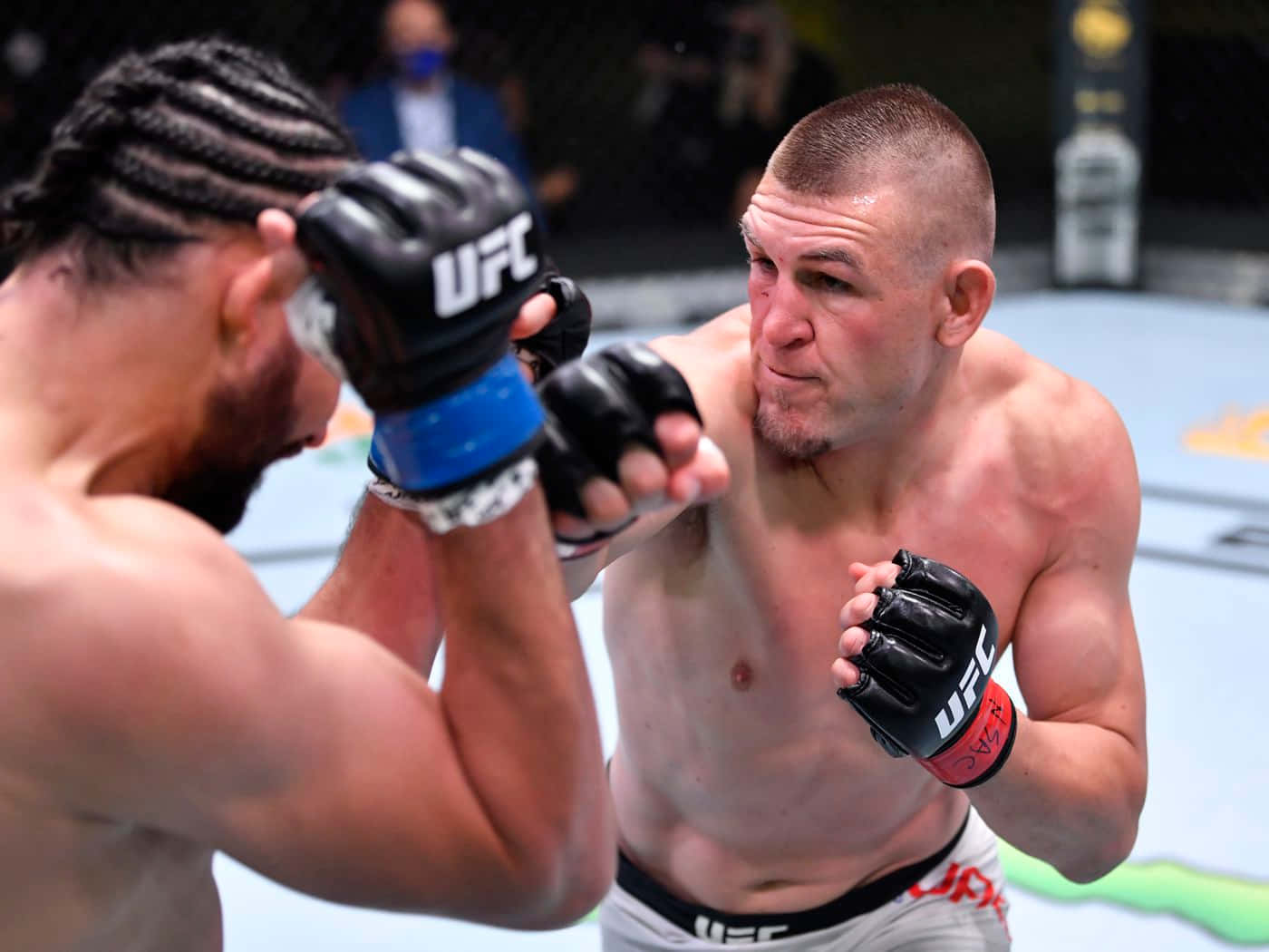 兩名男性MMA拳手在UFC八角籠比賽中互相出拳。