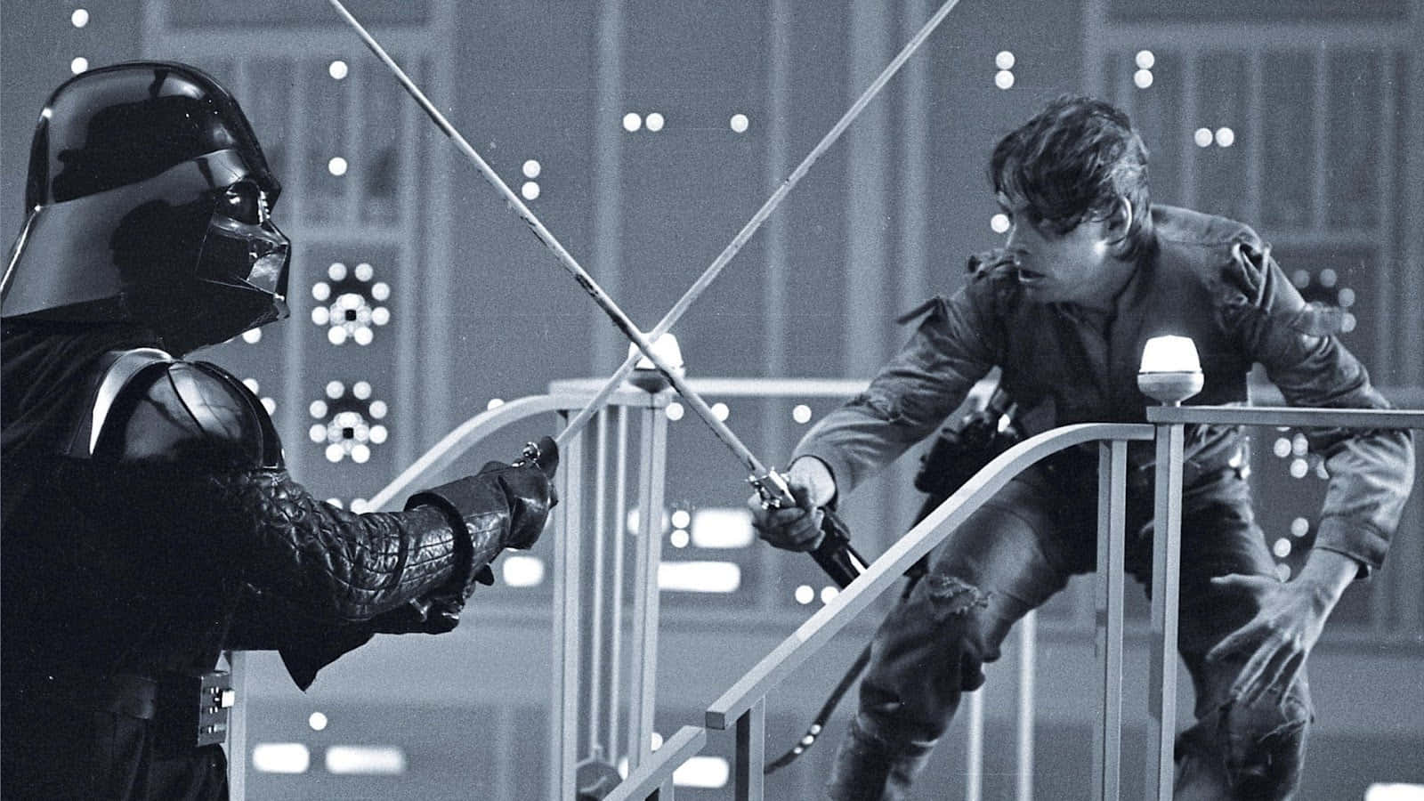 Lightsaber Duel 桌布 壁紙 — 達斯維達和路克天行者在一條金屬樓梯上，在昏暗的工業環境中用光劍決鬥。