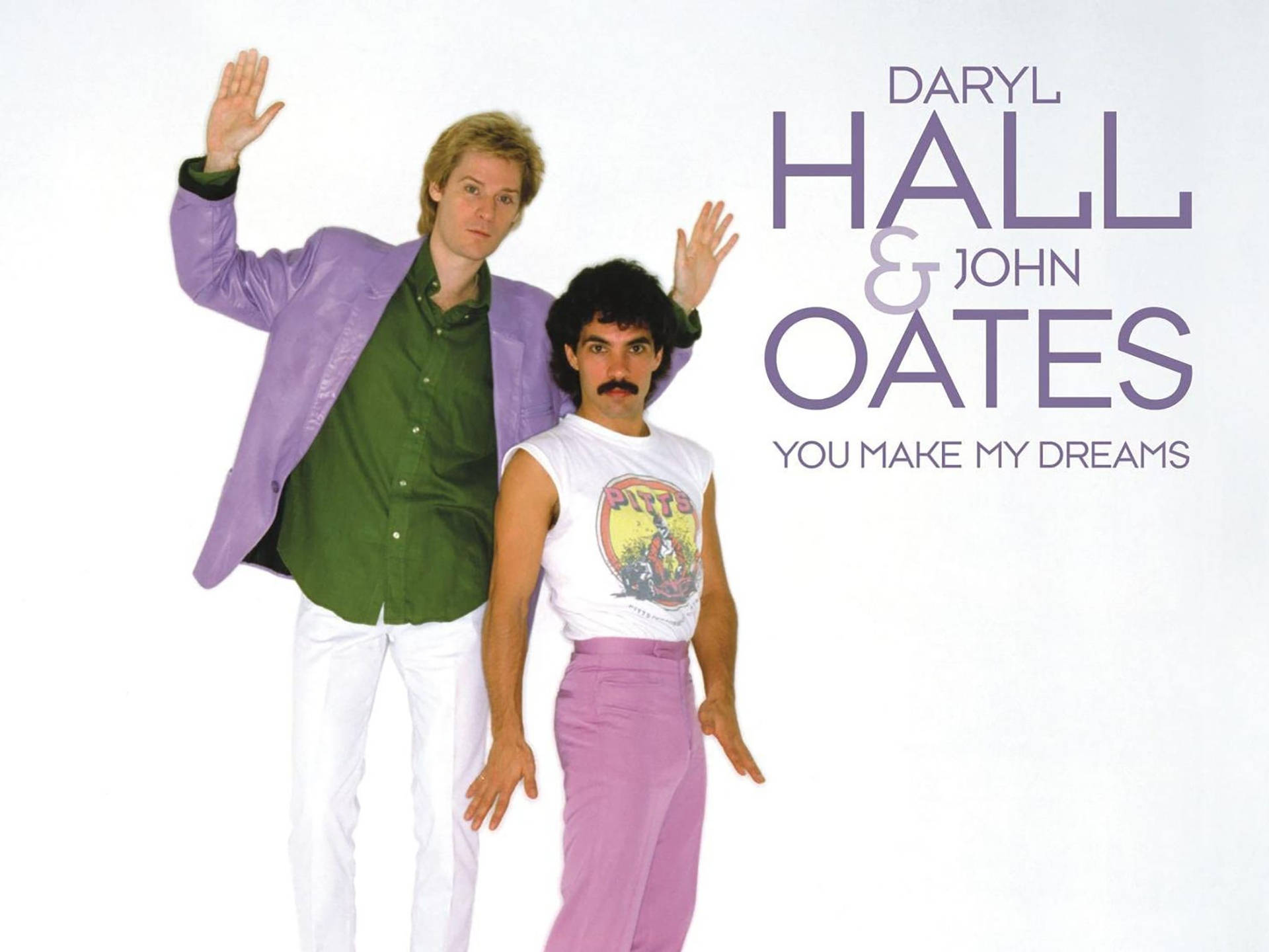 兩位身穿1980年代服裝的男士在Daryl Hall & John Oates的攝影棚照片中揮手。
