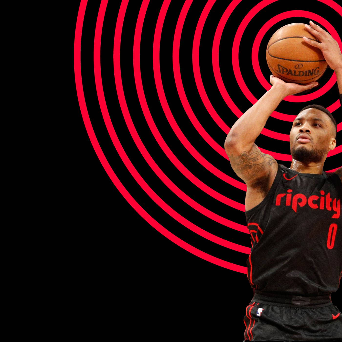 身穿黑色 Rip City 球衣的籃球運動員，在紅色圓形背景下投擲 Spalding 籃球。