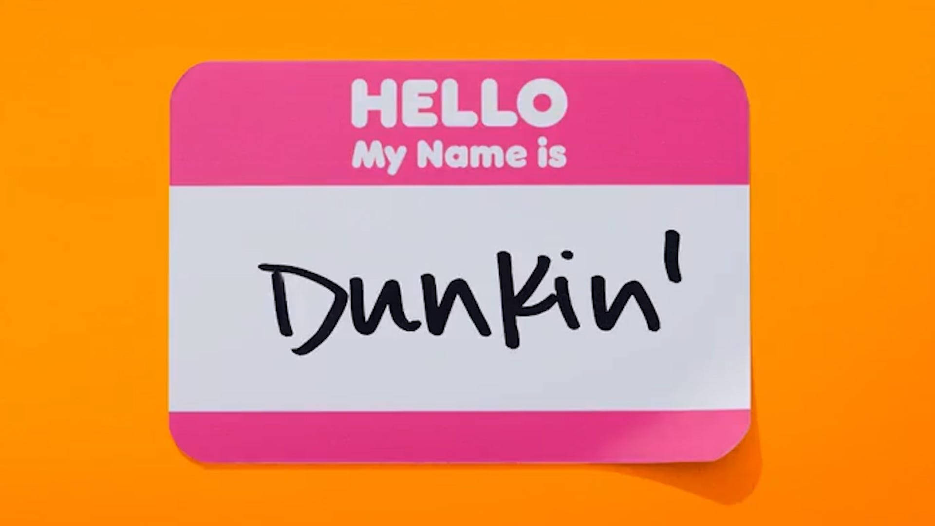 達美樂姓名標籤 壁紙 — 一個粉紅色和白色的名牌，上面寫著「Hello My Name Is Dunkin」，背景是鮮豔的橙色。