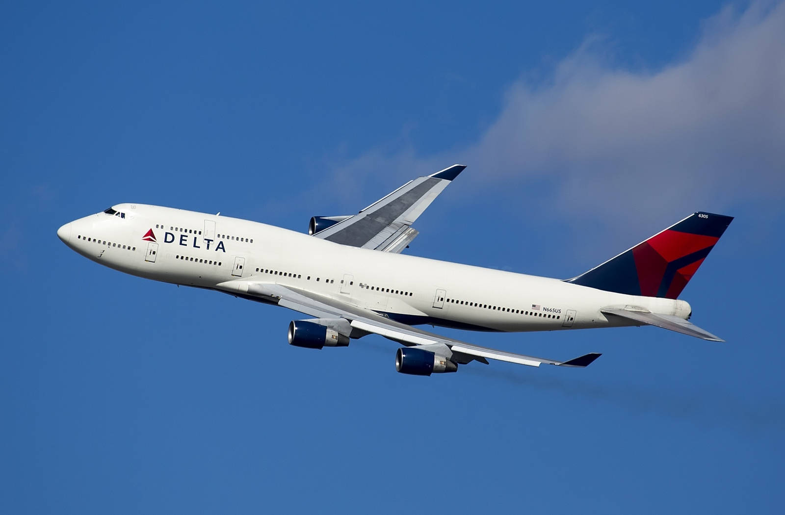 達美飛機在藍天白雲中飛行