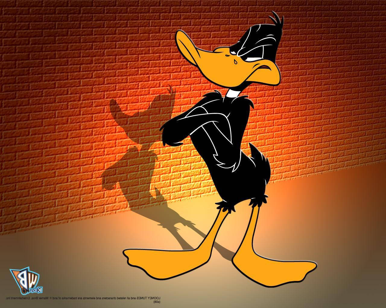 Daffy Duck 身穿黑色西裝站在磚牆前，帶有影子。