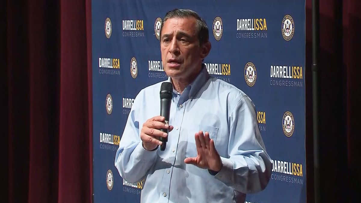 國會議員 Darrell Issa 在競選活動中發言。