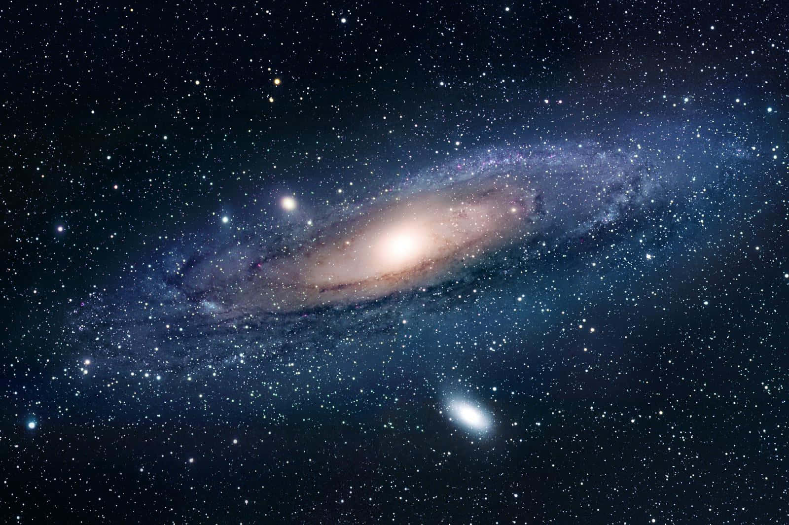 遙遠星雲的壯麗視角 壁紙 — 一個令人嘆為觀止的螺旋星系，在星空中閃耀著金色核心和旋轉的藍色旋臂。