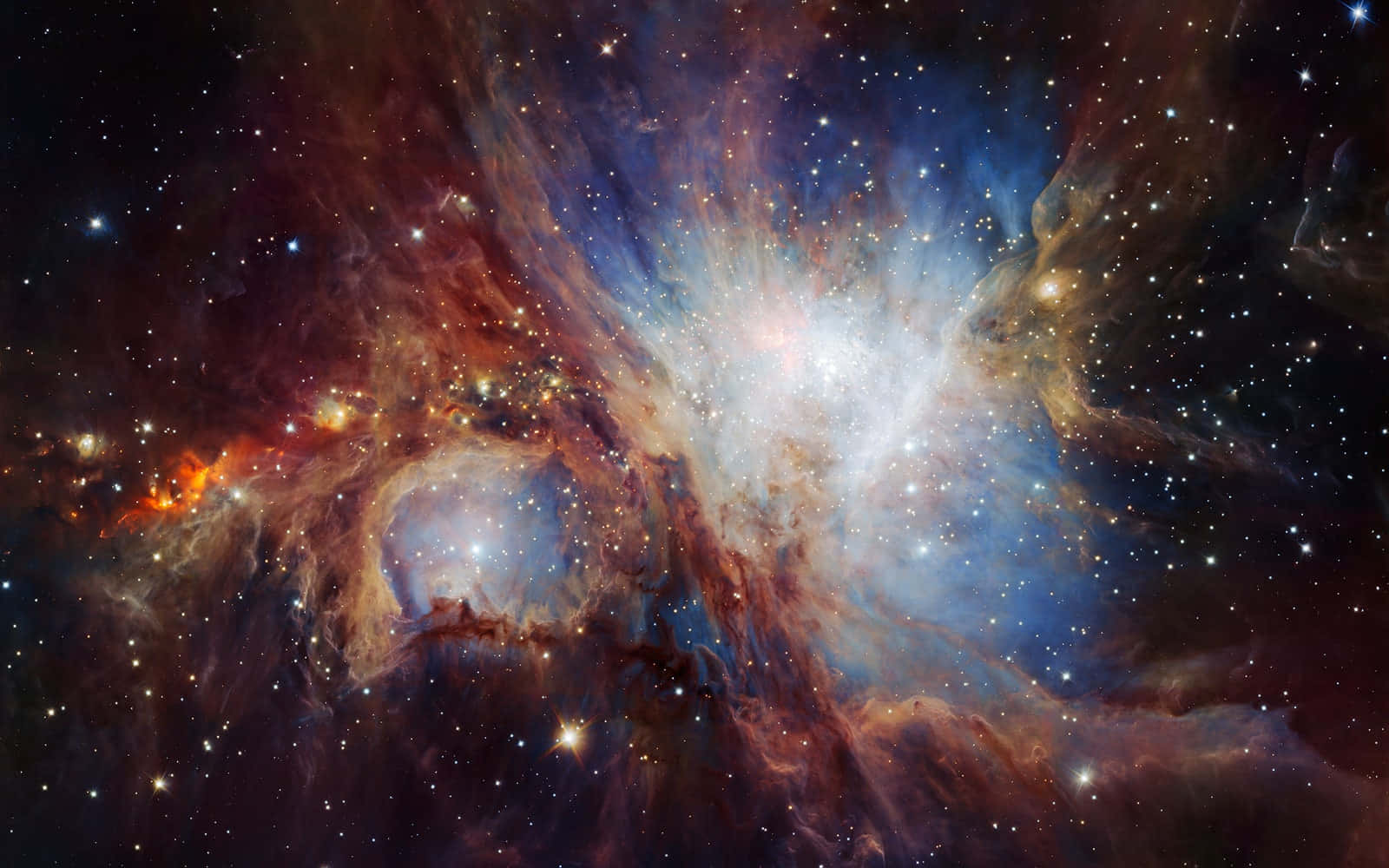 遠方天空中的宇宙光影秀 壁紙 — 一個充滿活力的宇宙星雲，有旋轉的紅色、橙色和藍色雲層，被明亮的星星照亮，背景是黑暗的虛空。