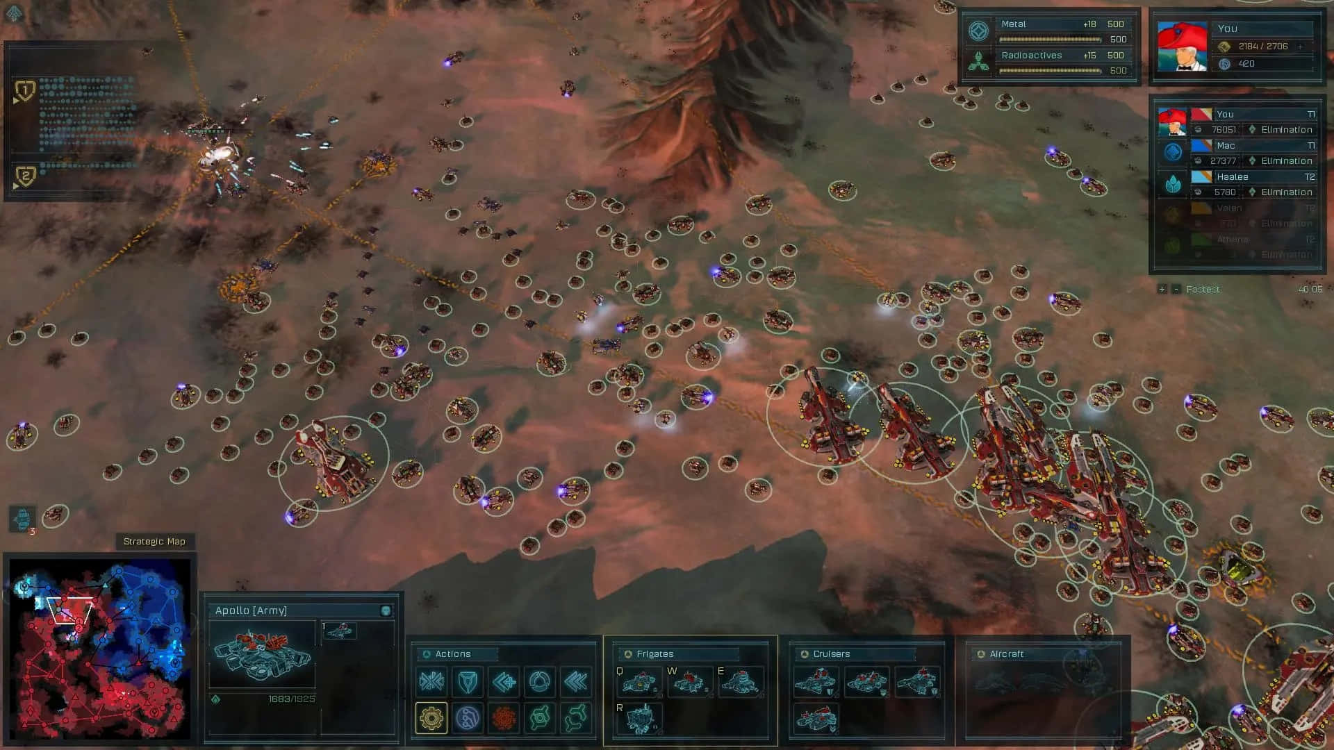 遠方戰火連天 壁紙 — 一個戰略戰爭遊戲地圖顯示紅色和藍色軍事單位在沙漠戰場上戰鬥，並帶有UI覆蓋層。