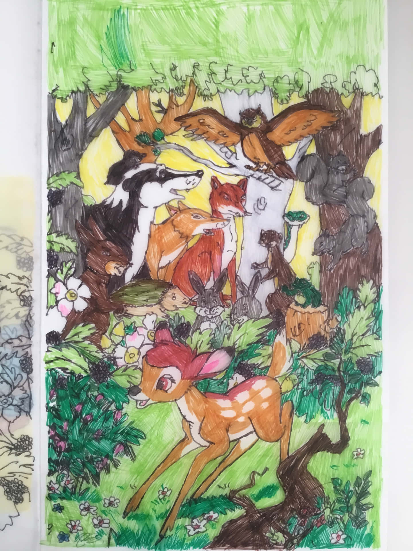 手繪插圖中，一隻小鹿和森林動物聚集在一棵樹周圍。