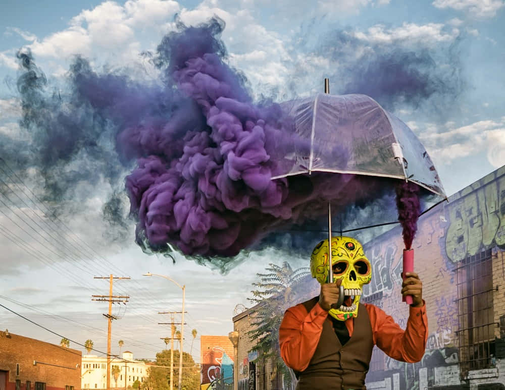 戴著糖骷髏面具的人拿著雨傘，在塗鴉小巷中釋放紫色煙霧。