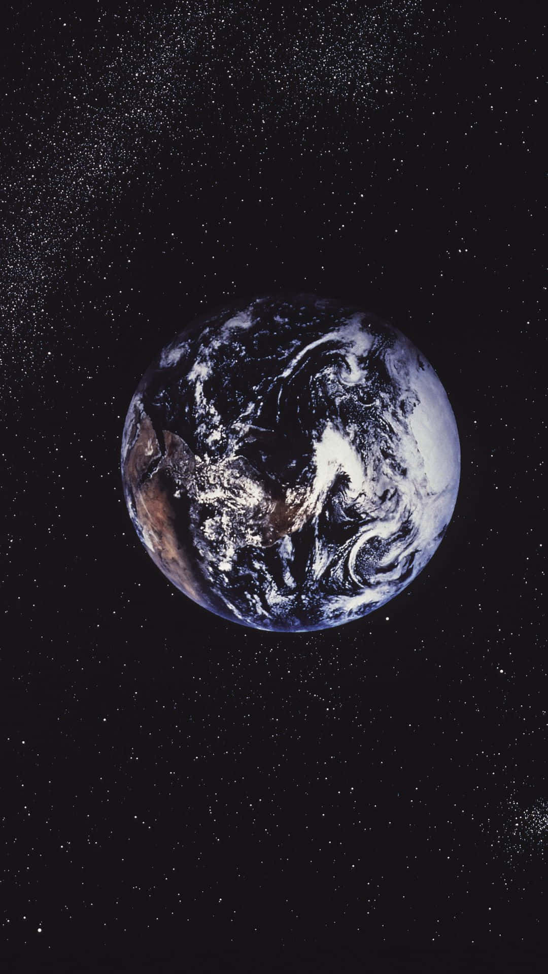從太空看到的地球，背景有旋轉的雲層和星星。