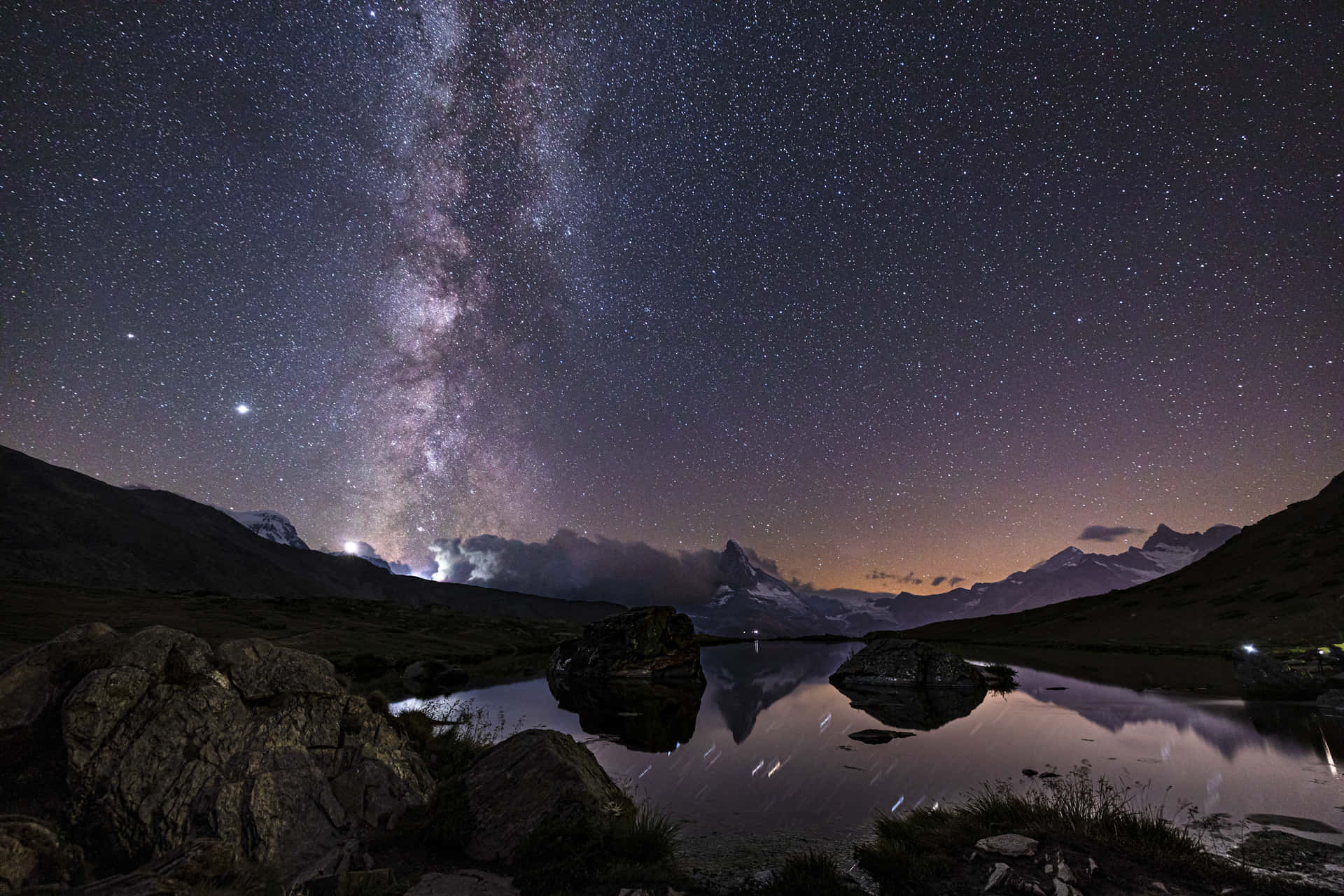 星空下，銀河系倒映在山間湖泊中。
