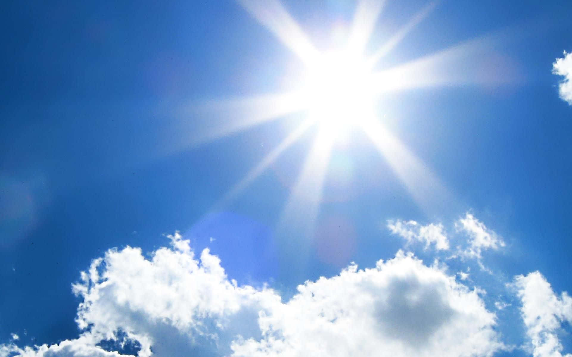 太陽穿過藍天和白雲明亮地照耀