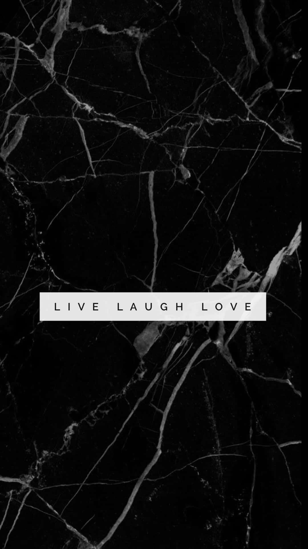 黑色大理石背景，帶有寫著 live laugh love 的白色文字框。