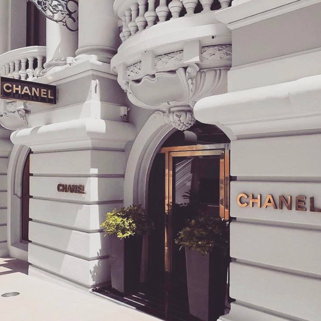 Chanel豪華精品店入口，白色外牆和金色字體。