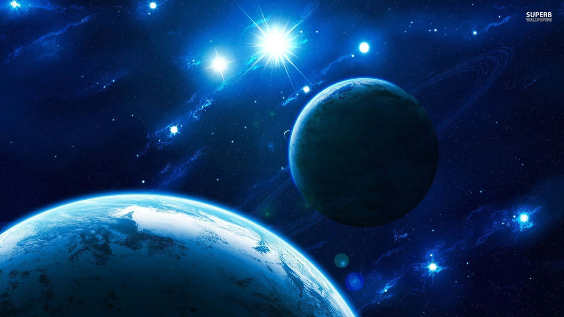 適合所有創意需求的宇宙藍色背景 壁紙 — 一個宇宙景觀，兩顆行星圍繞明亮的恆星運行，伴隨著旋轉的星雲和發光的天體，在深藍色的太空中。