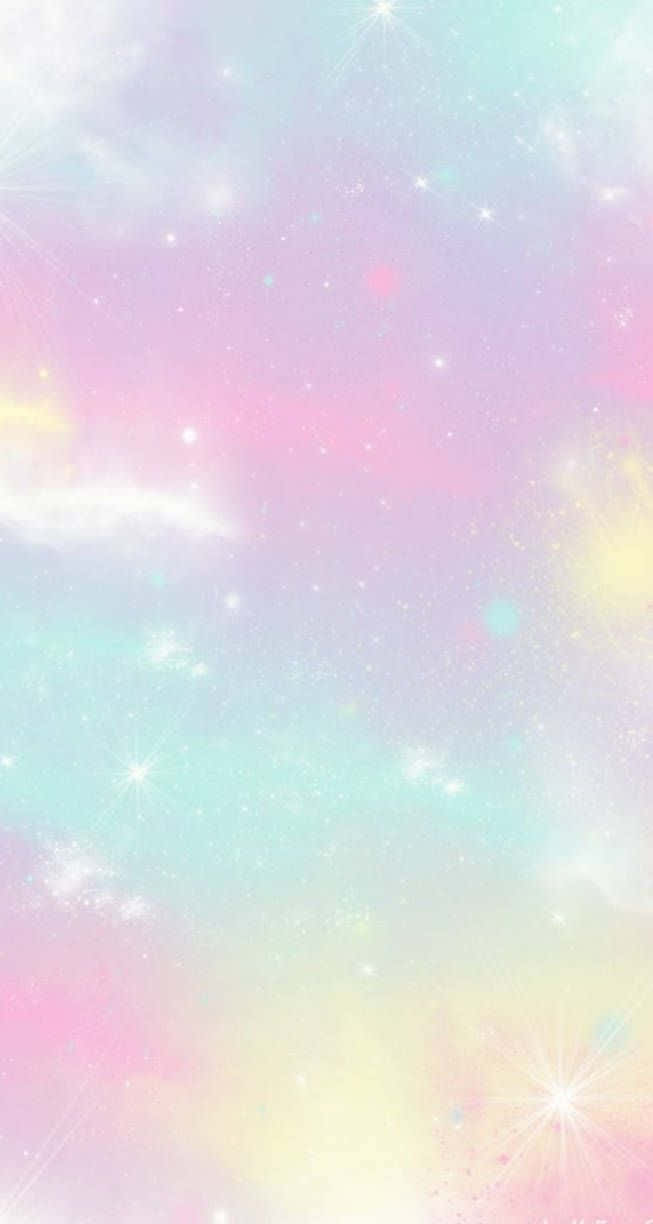 適合手機的可愛柔粉星系 壁紙 — 夢幻粉彩星系，點綴著柔和粉紅、青綠和黃色雲朵，以及閃爍星星和鏡頭光暈。