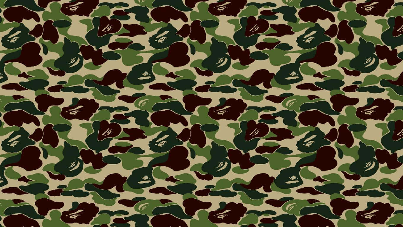 帶有綠色、棕色和米色斑點的軍事迷彩圖案。