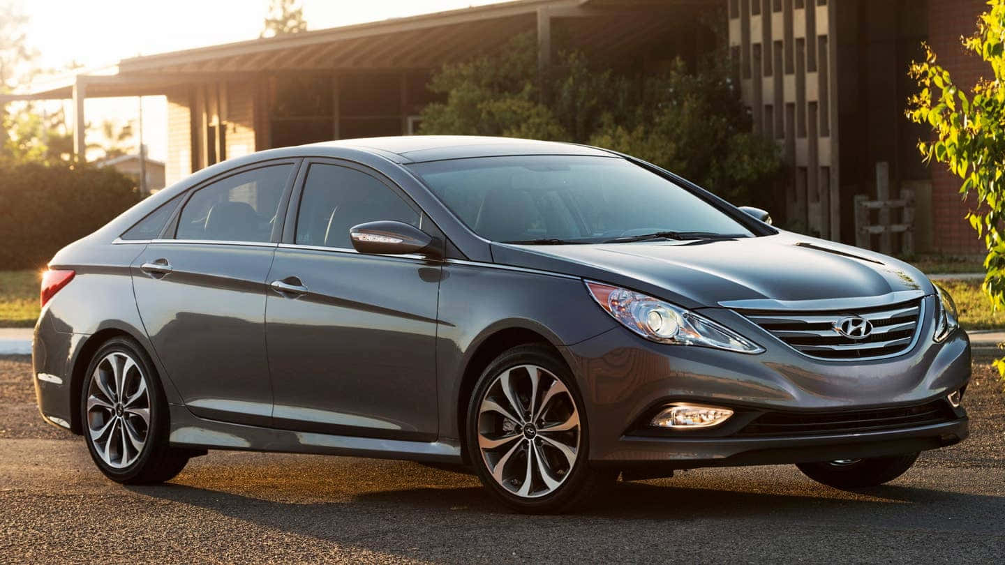灰色現代房車在黃金時段陽光下停放在戶外。