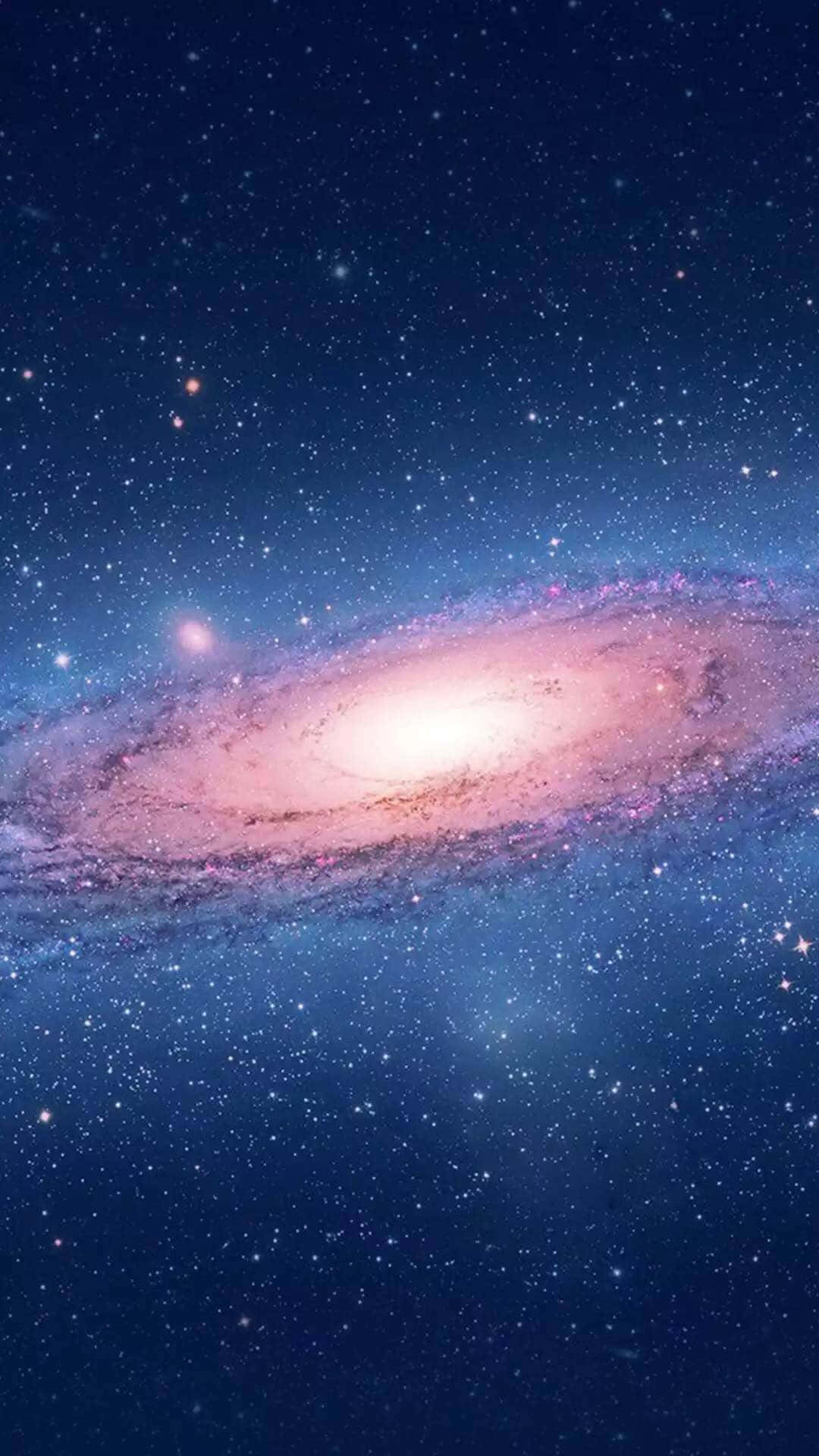 一個在深空中被星星環繞、帶有粉紅色和藍色色調的螺旋星系。