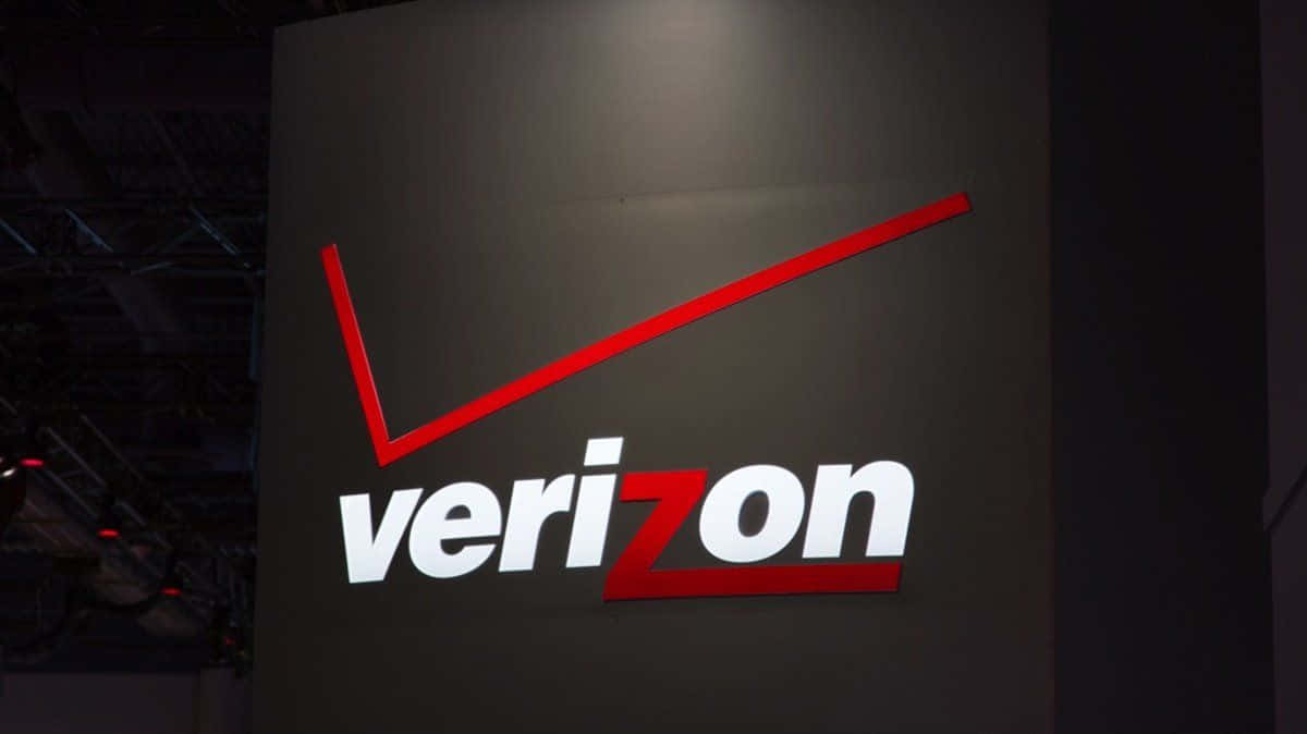 Verizon標誌在深色牆壁上以紅色和白色照明。