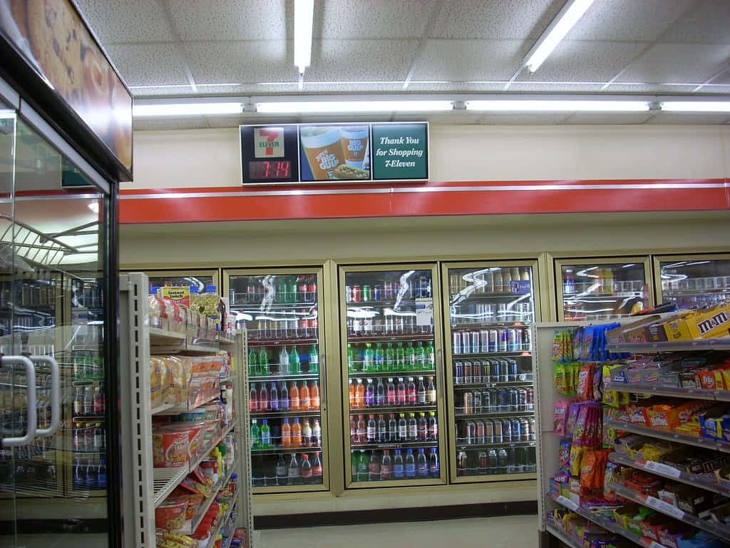 7-Eleven店內設有飲品冷藏櫃和零食貨架。