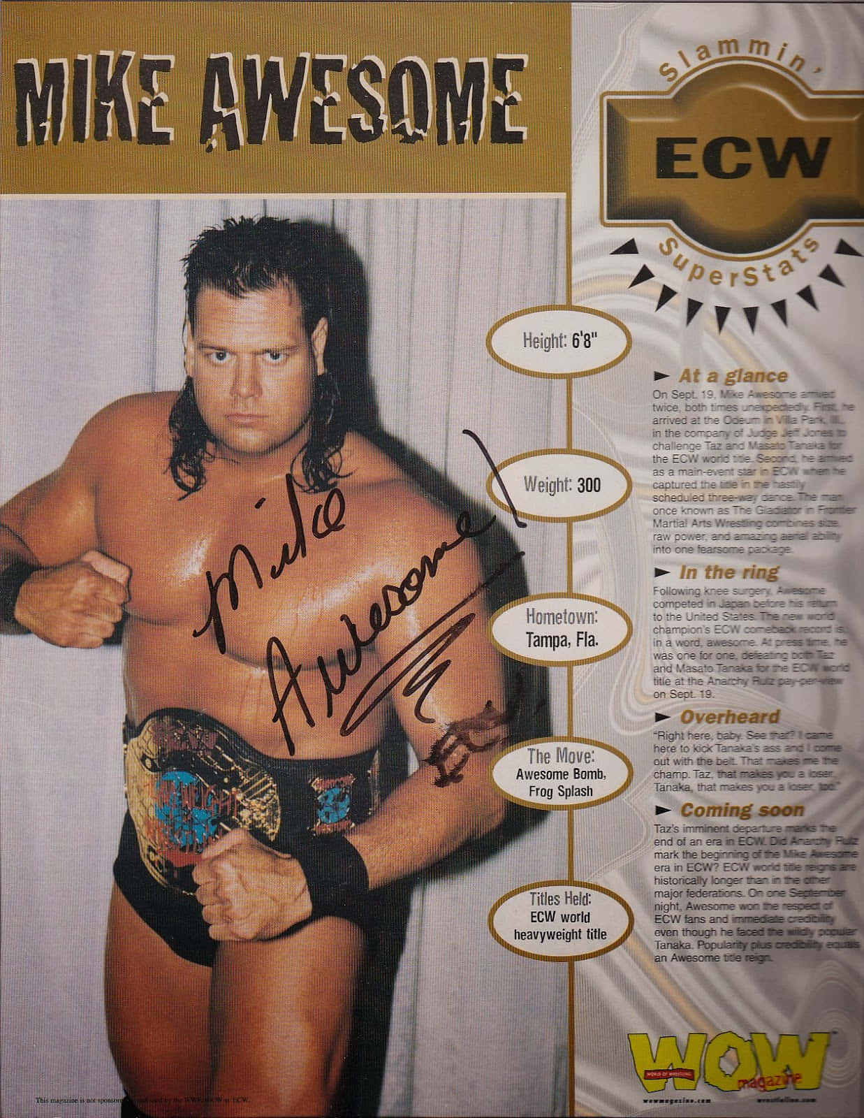 ECW 摔角手 Mike Awesome 赤裸上身，手持冠軍腰帶，並在雜誌上簽名。