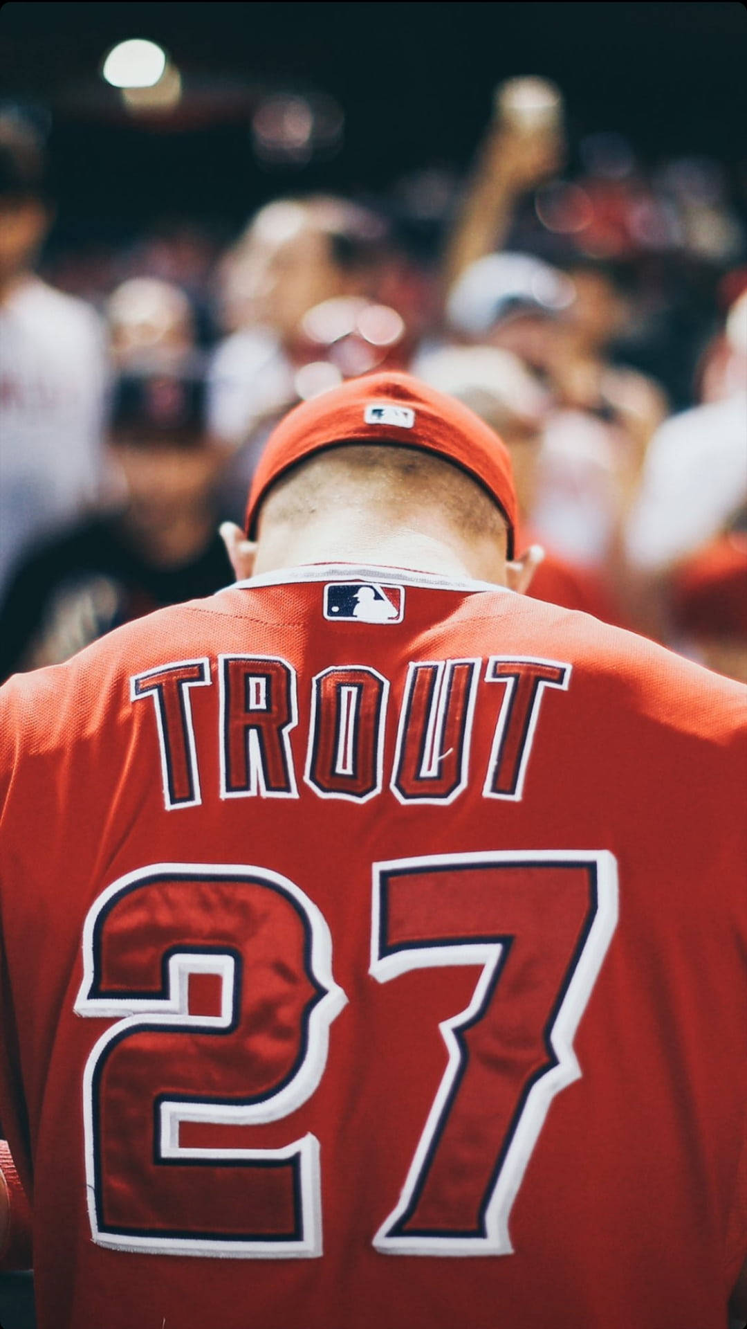 邁克·特勞特 MLB 全明星 壁紙 — 近距離拍攝一名身穿紅色Trout 27球衣的棒球運動員，背景是模糊的人群。