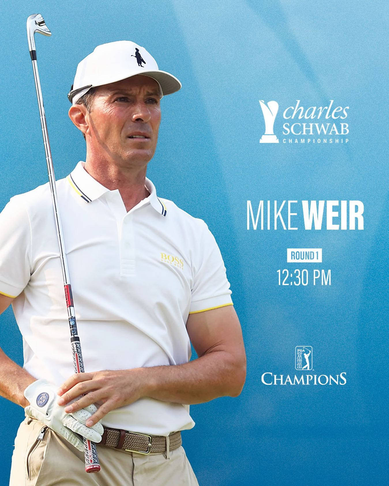 邁克·韋爾高爾夫比賽藍色海報 壁紙 — 高爾夫球手 Mike Weir 手持球桿，站在純藍色背景前，身穿白色Polo衫和帽子，準備第一輪比賽。