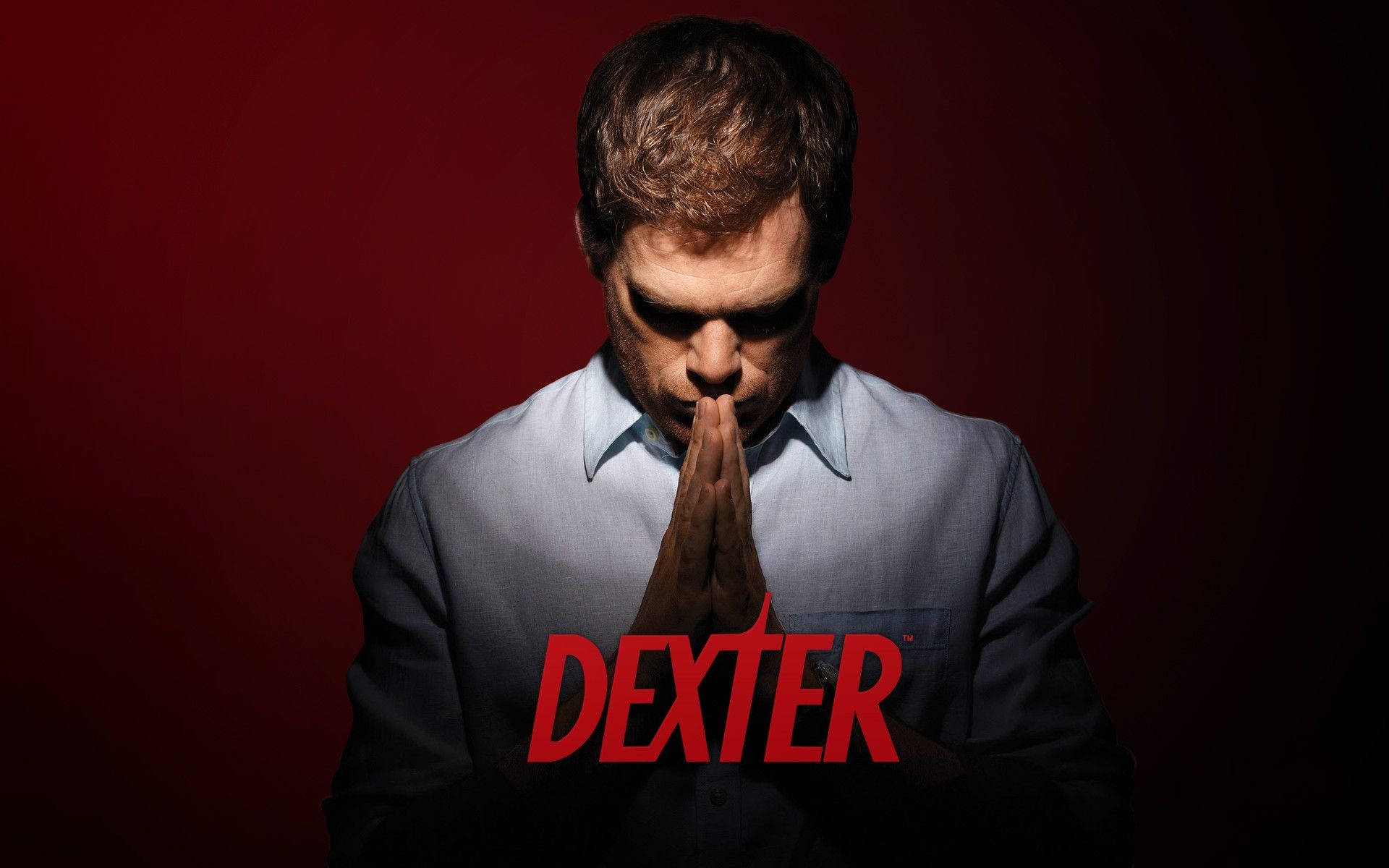 身穿淺色襯衫的男子在紅色背景上雙手合十祈禱，帶有 'Dexter' 文字。